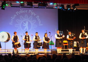 „Shanty meets Rock“ und die Berlin Police Pipe Band rockt mit