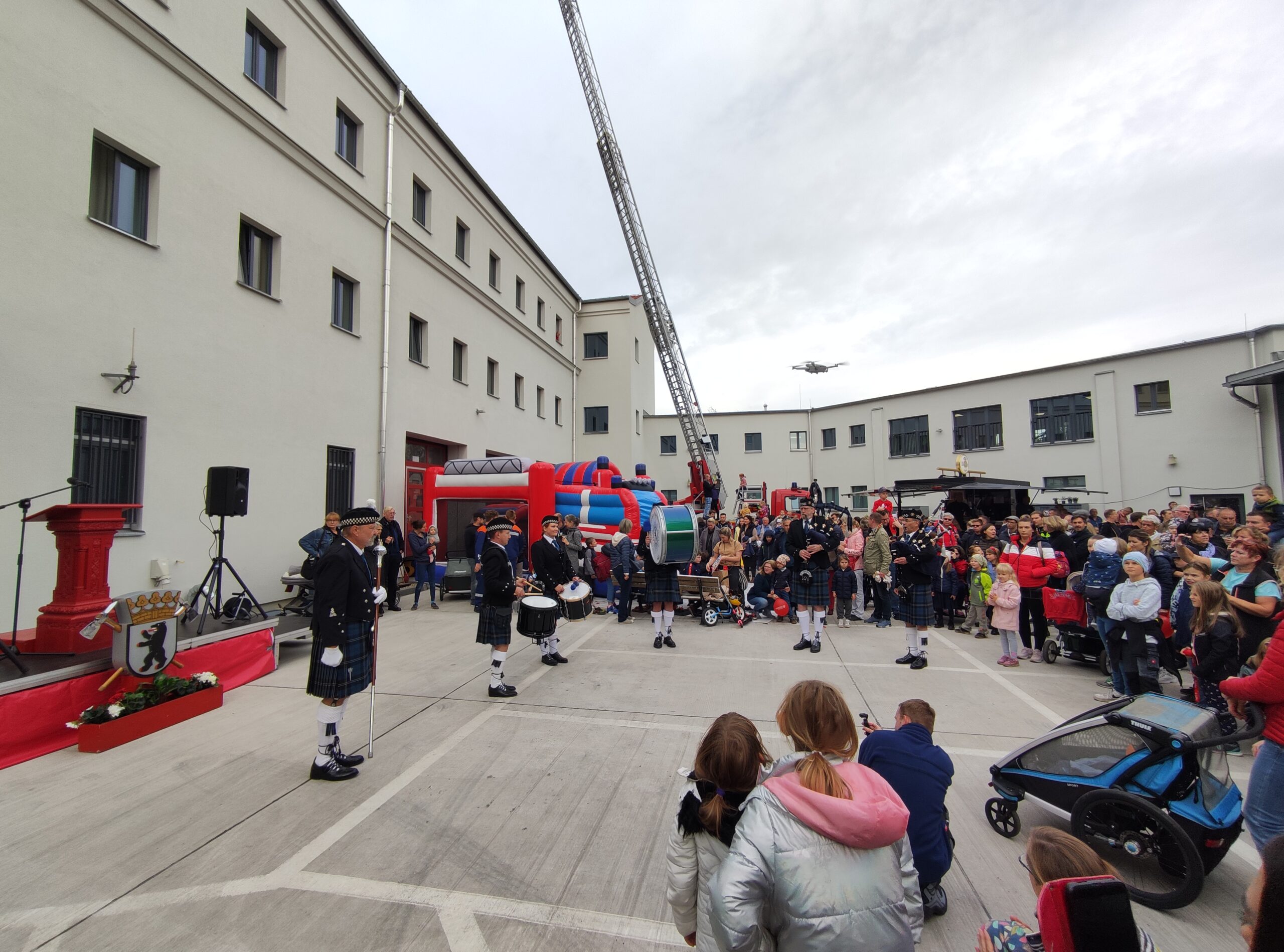 Die Berlin Police Pipe Band spielt im Hof der Feuerwache Berlin-Köpenick für das Publikum beim Tag der offenen Tür.