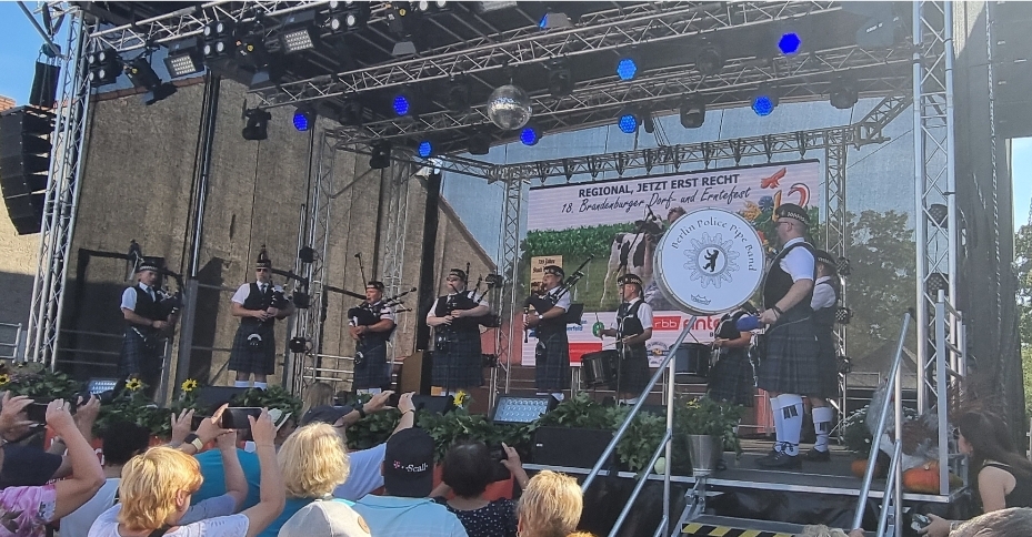 Die Berlin Police Pipe Band spielt auf der Bühne in Kremmen