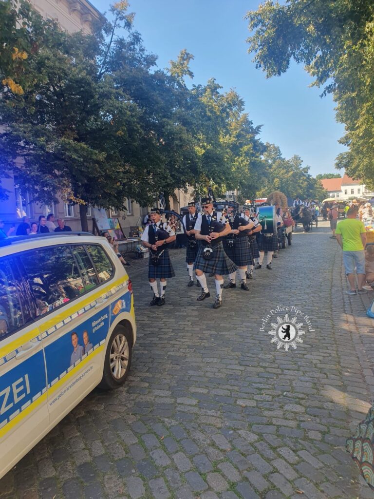 Die Berlin Police Pipe Band führt den Festumzug in Kremmen an