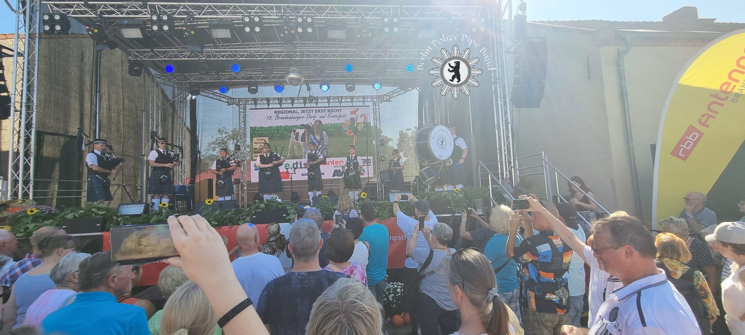 Die Berlin Police Pipe Band spielt auf der Bühne