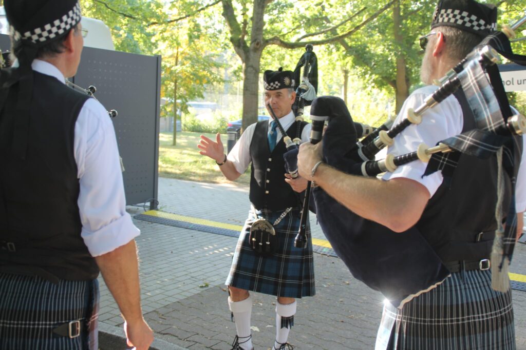 Der Pipe Major bespricht sich mit anderen Bandmitgliedern