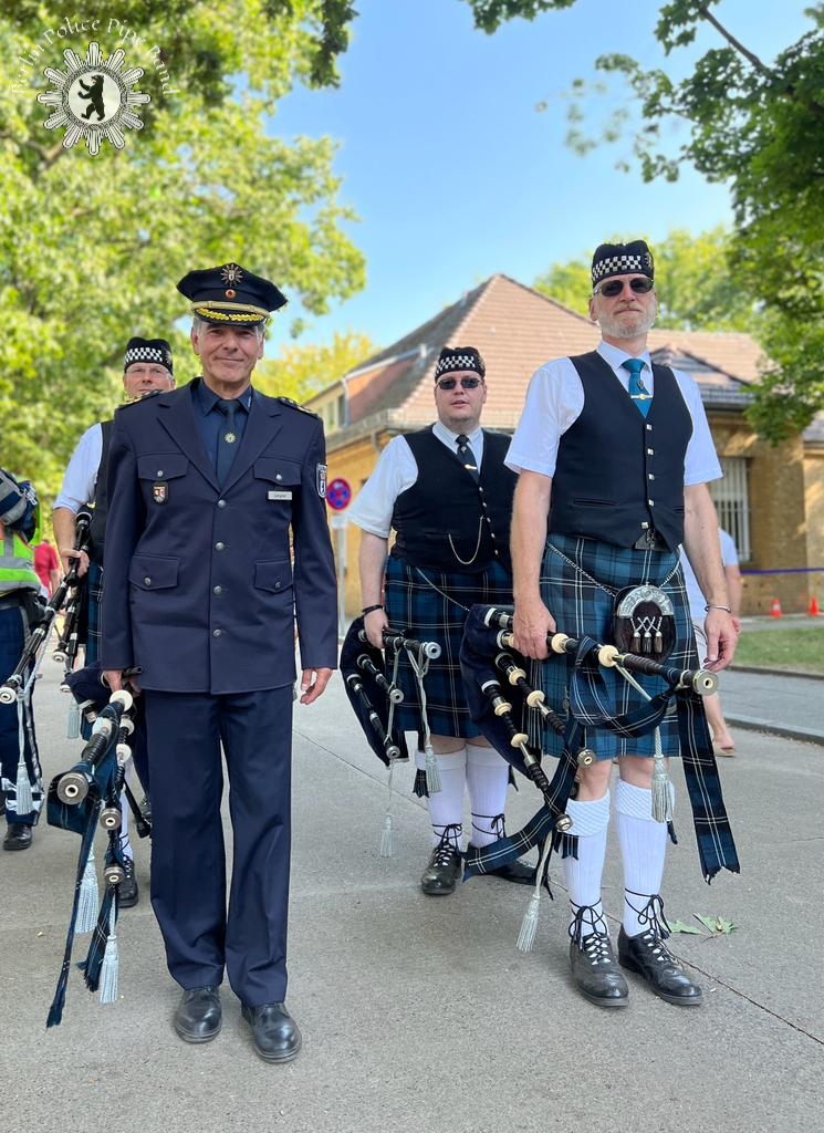 Die Piper der Band, im Vordergrund der Pipe Major und stv. Polizeipräsident